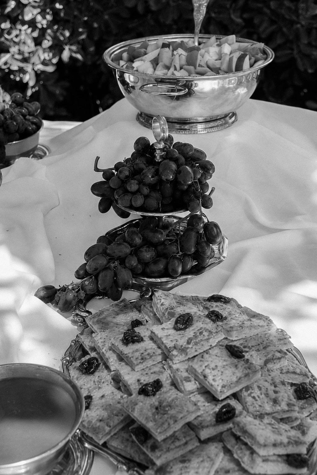 Coupe en argent et raisins noirs, en noir et blanc