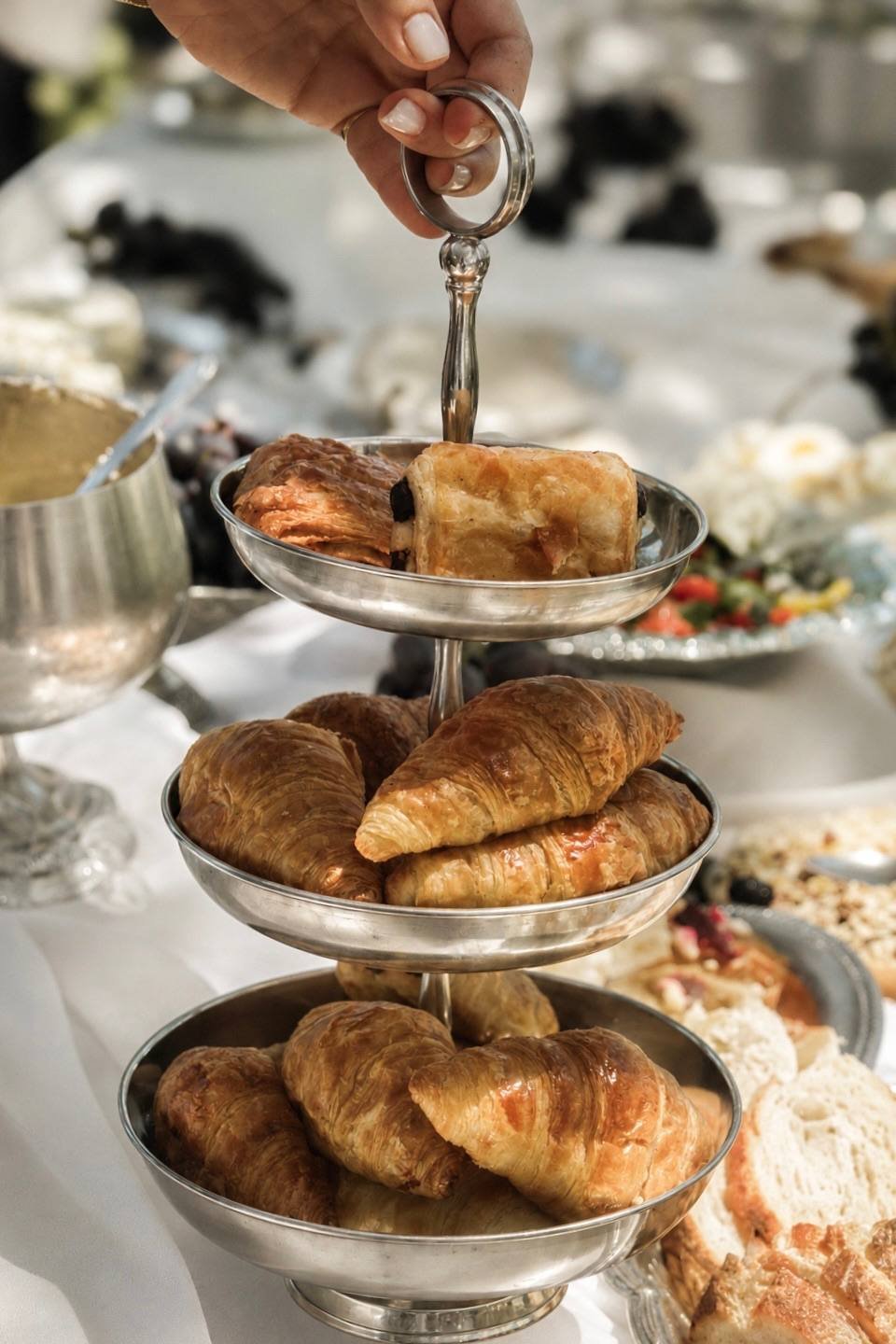 Croissants sur présentoir en argent à étages