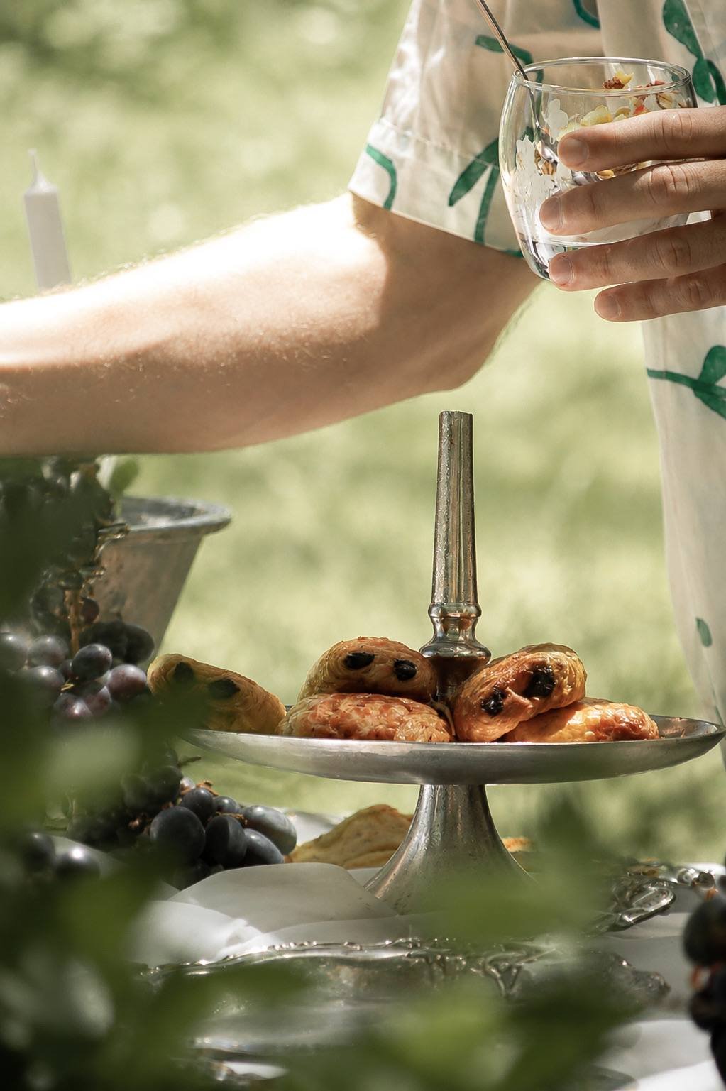 Mains au-dessus du buffet, en noir et blanc