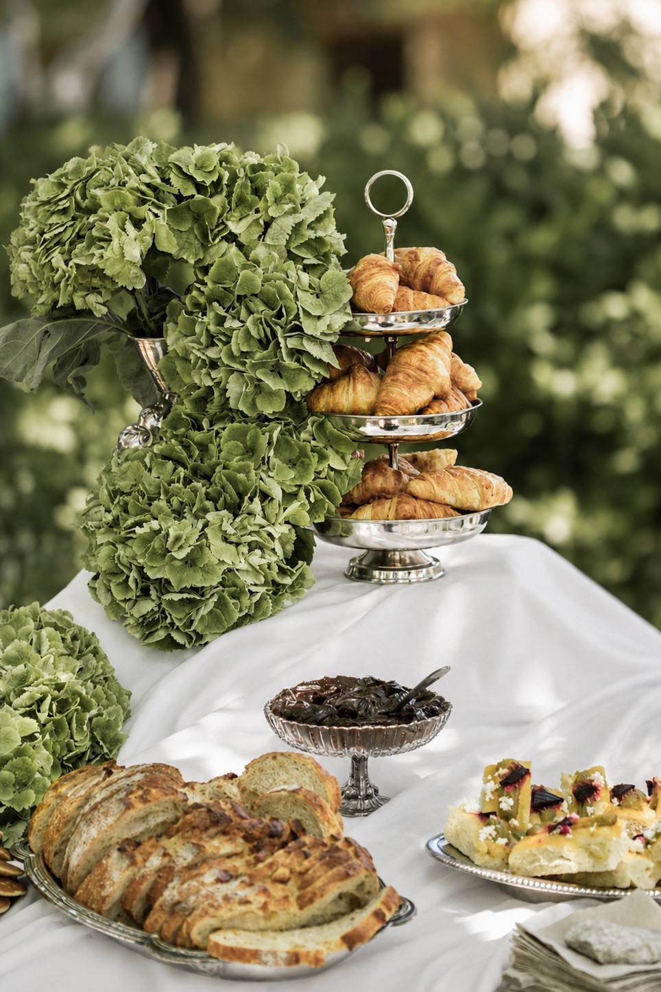 Présentoir de viennoiseries et hortensias sur la table