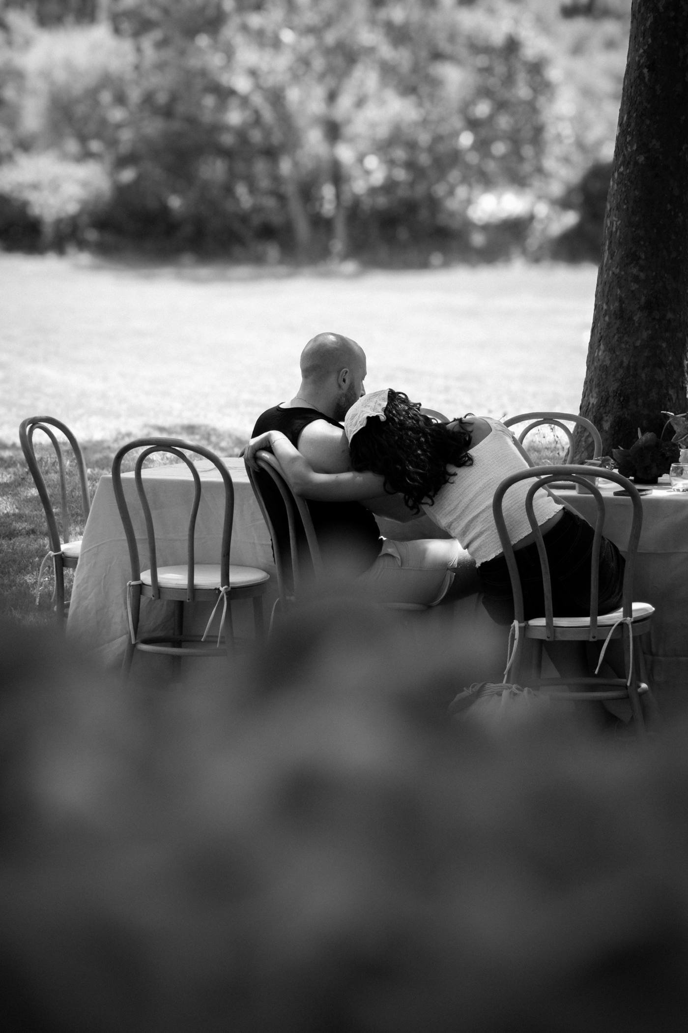 Les mariés assis côte à côte au matin, en noir et blanc